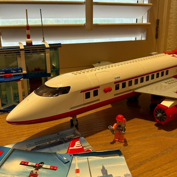 LEGO City Airport Terminal and Passenger Plane Set 3182 Retired - Picture 7 of 16